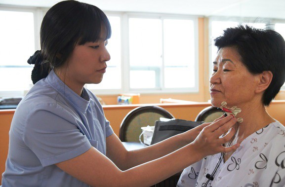 Mùa Vu Lan báo hiếu: Thuê người chăm sóc cha mẹ khi ốm đau có coi là bất hiếu?